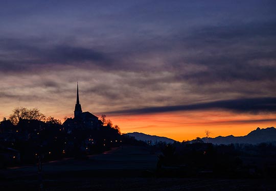 Blick auf die evangelisch-reformierte Kirche in Gossau/ZH