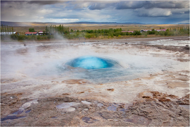 Der Geysir Strokkur. Der Dampfdruck baut sich schnell auf