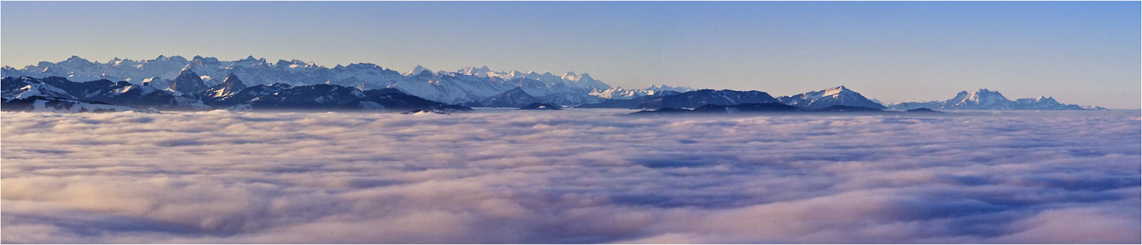Panoramablick aus dem Bachtelturm, Im Vordergrund mit Gross- und Kleinmythen