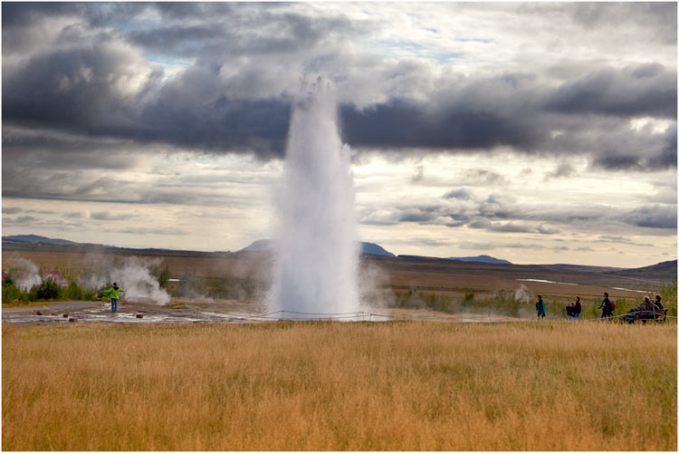 und hoch in der Luft springen lässt. Dieses Ereignis wiederholt sich ca. alle 10 min.
