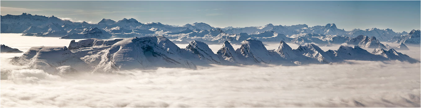 Die Churfirsten ragen aus dem  Nebelmeer, Blick aus dem Säntis, 2500m üM 