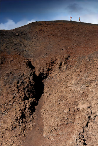 Zwei Wandere am Kraterrande