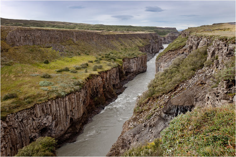 Canyon vom Wildwasser des Gullfoss gegraben. Die Basaltsäulen sind gut sichtbar