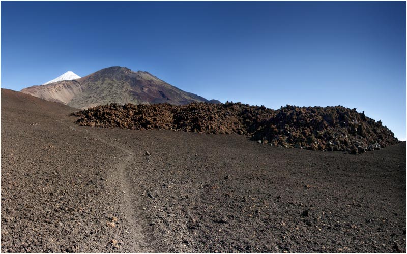 Im Vordergrund eine frische Lava-Schicht