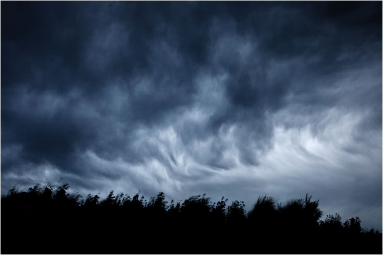 Die Sonne hat sich verabschiedet, der Himmel nimmt dramatische Zuge an
