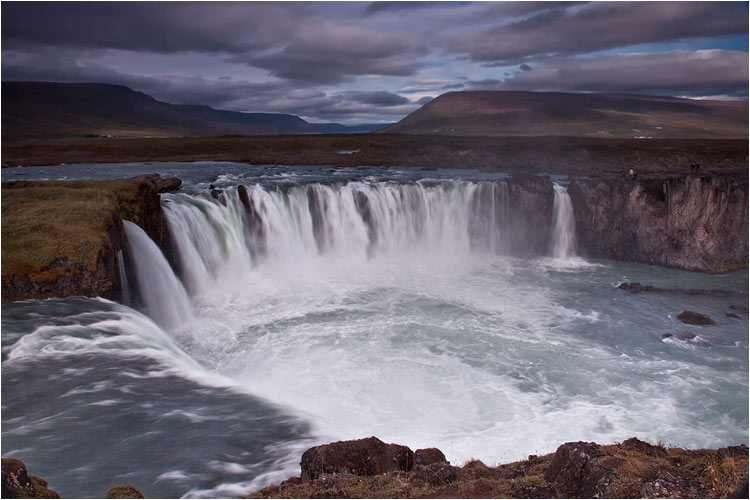 Der Godafoss, Wasserfall der Götter. Nur 10m Fallhöhe aber eindrucksvoll