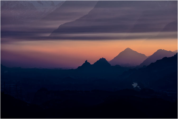 Januar, mystische Stimmung über die Schlösser  Valère und Tourbillon, Sitten/VS