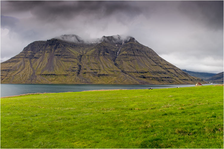 Die karge Bergen  im Ostfjorde von Neskaupstadur,