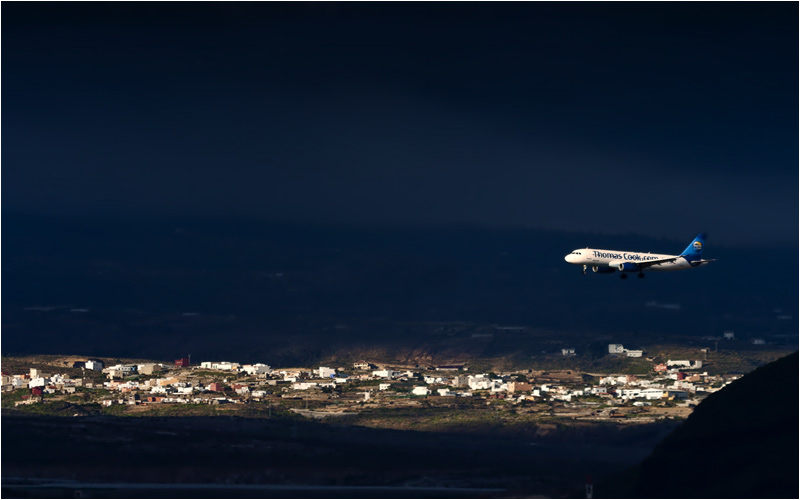 Flugzeug im Landennnflug auf Tenerife Sud