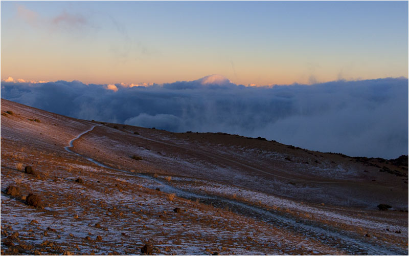 Erste Sonnenstahlen auf dem Weg zum höchsten Punkt der Insel