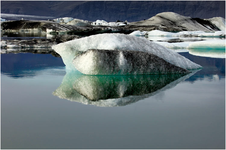 Dieser Eisbrocken wird wohl noch ein paar Tagen brauchen, bis zum Meer
