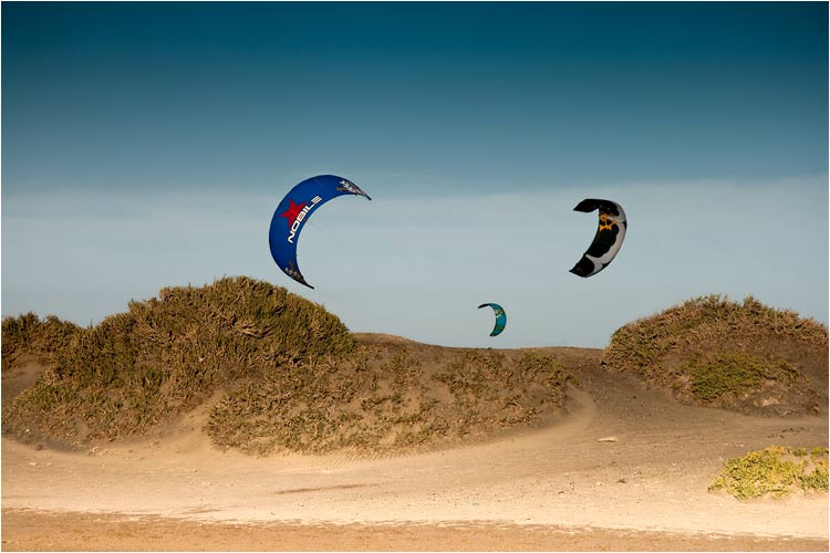 Kitesurfer-Segeln am Stand von El Médano