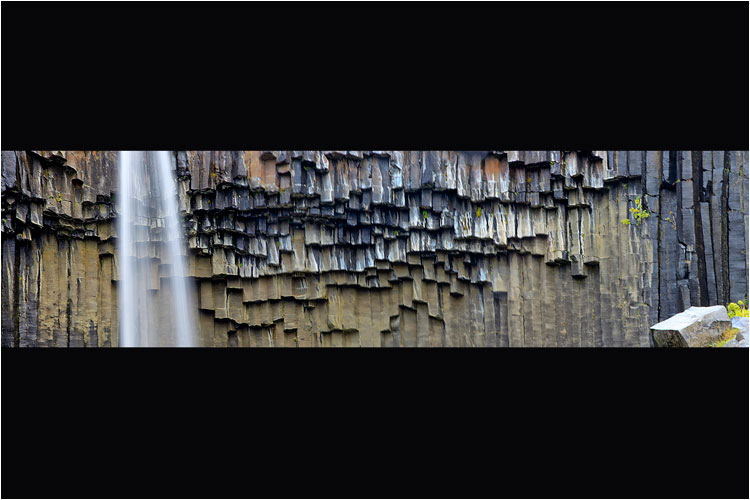 Svartifoss heisst schwarzer Wasserfall, nach der Farbe des umgebenden Gesteins