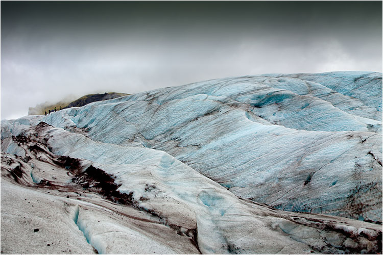 Links im Bild ist eine vierer Seilschaft zu sehen, auf dem Skaftafellsjökull