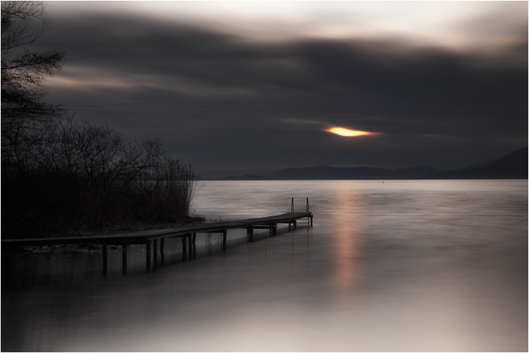 Februar. Abendstimmung am Bielersee bei Luescherz