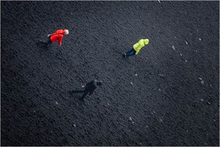 Spaziergänger auf den schwarzen Sandstrand, bei Garðar