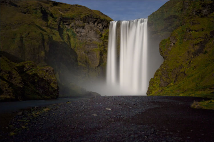 Skógafoss ist eine 60 Meter hohe Wassermauer. Nachtaufnahme (!)