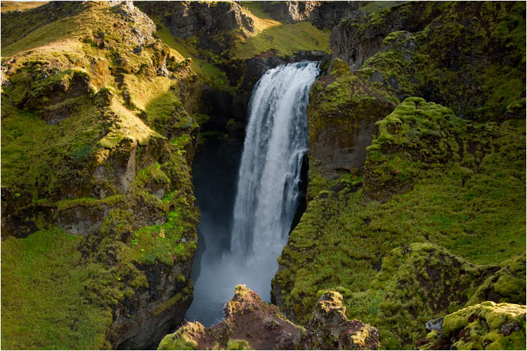 Oberhalb vom grosser Wasserfall Skógafoss gibt es noch unzählige Wasserfällen