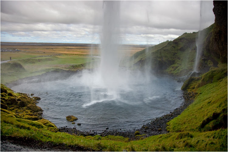 Nicht sehr oft zu sehen bei Wasserfälle: Blick hinter der Kulissen. Der Seljalandsfoss