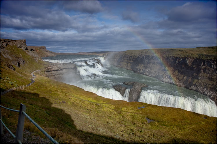 Der Gullfos mit Sonnenschein und Regenbogen