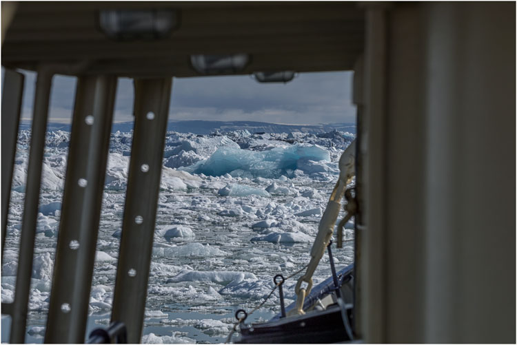Das Schiff sucht ein Weg durch das Packeis