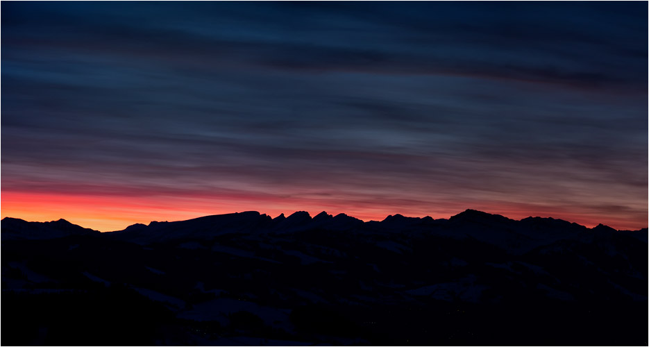 Dramatische Stimmung am Horizont. In der Mitte ist der Chäserrugg zu sehen