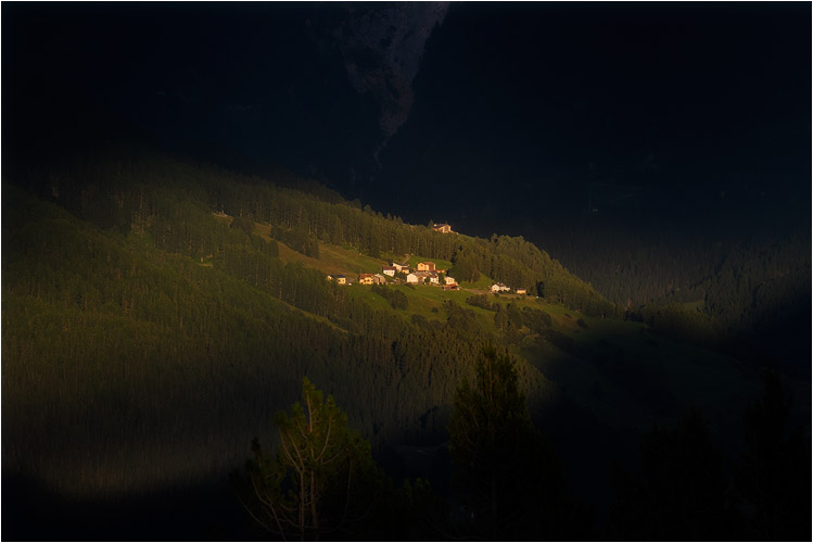 Aug. Letzte Sonnenstrahl auf Craistas, Val Müstair