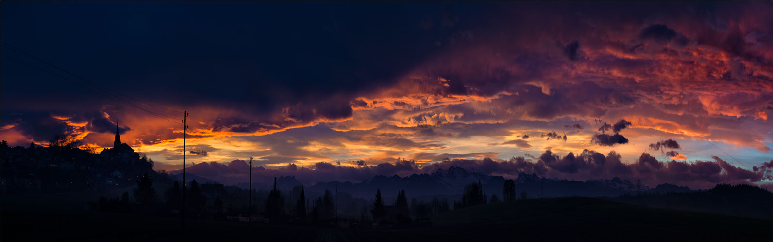 Dezember, Die andauende Föhnlage wiederspiegelt sich  am farbprächtigen Morgenhimmel. Gossau ZH