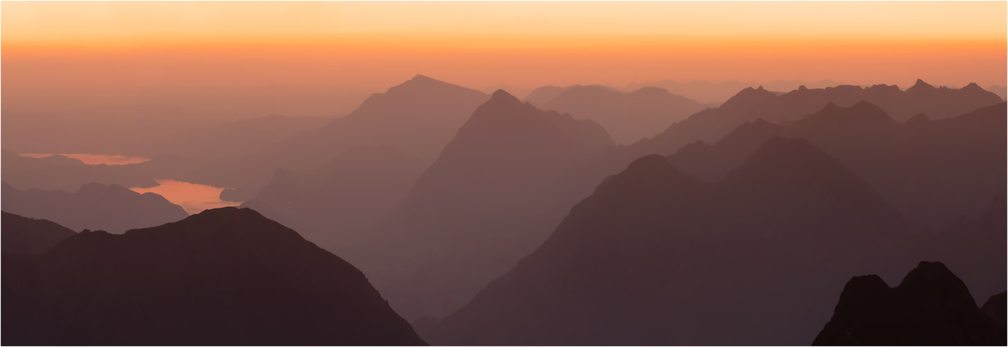 Oktober. Mountain Layer.