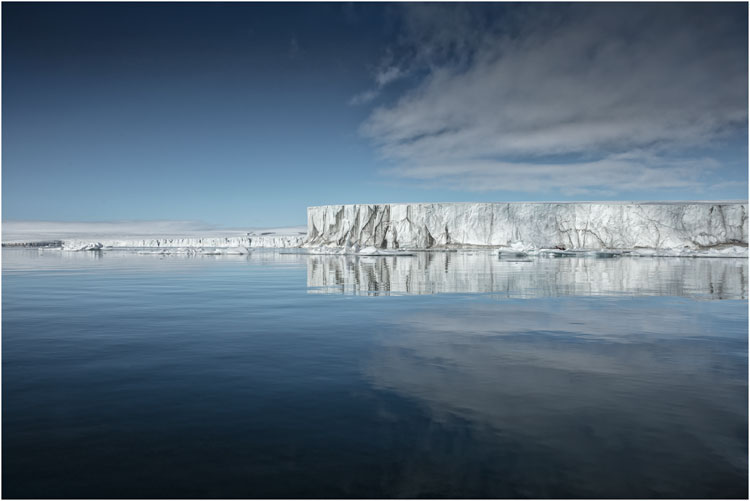 Gletscherwand spiegelt sich im Arktischer Ozean