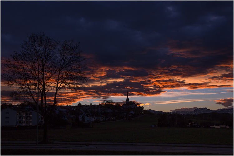 Die anhaltende Föhnlage wiederspiegelt sich im farbprächtigen Himmel