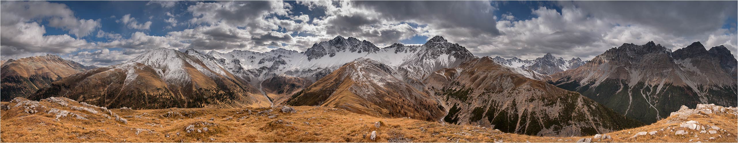 Berglandschaft im Unterengadin mit Blick auf dem Pic Sesvenna, am Rande des Nationalpark / GR,