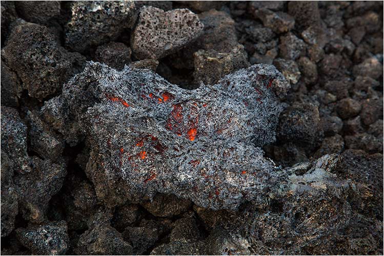 Abkühlender Lavastein, der gerade über  unsere Köpfe flog!