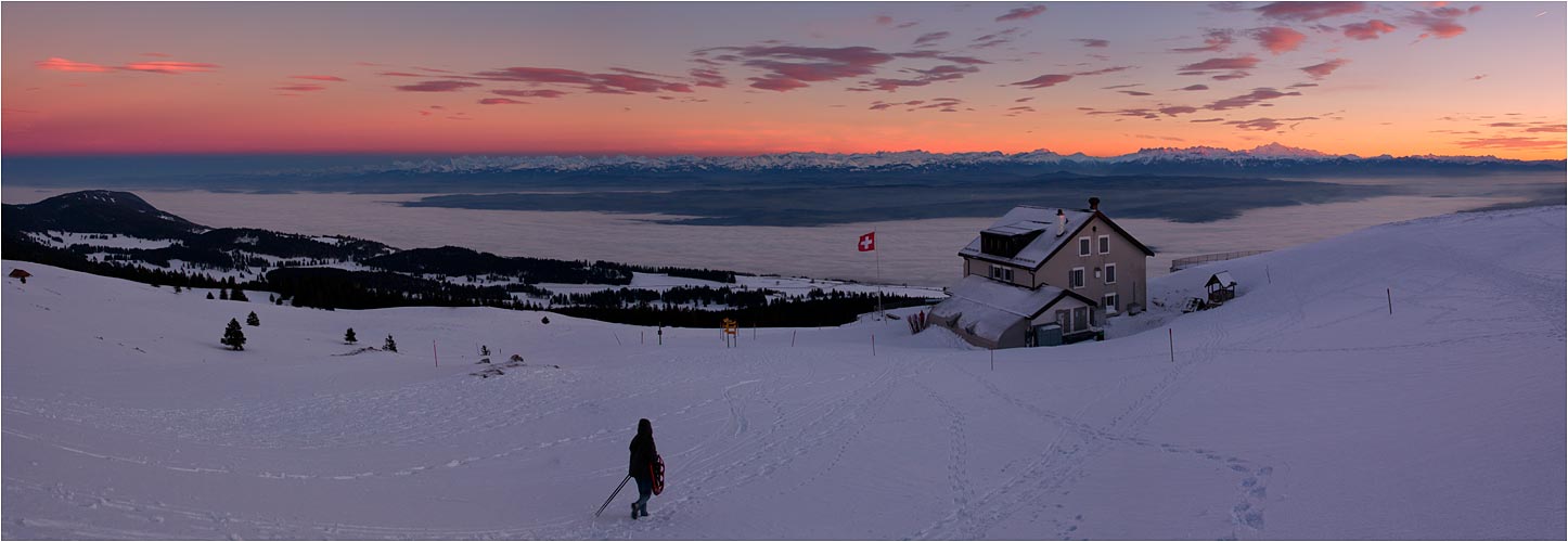 Wunderschöne Fernsicht auf den Alpen. Rechts der Mont-Blanc.
Aussichtspunkt: le Chasseron
