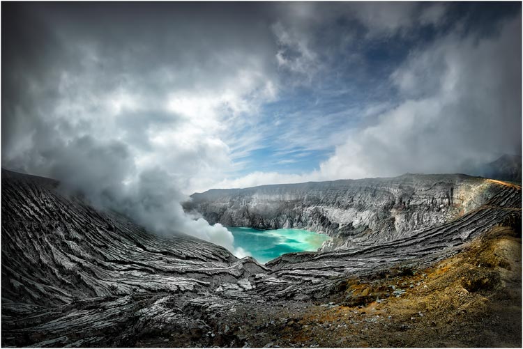 Am Kraterrand vom Ijen Vulkan, mit dem blauen Säure See