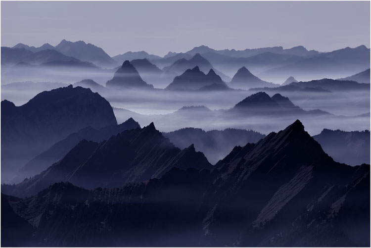 November, Nebelschleier zwischen den Bergen. Blick auf den beiden Mythen, vom Säntis aus.
