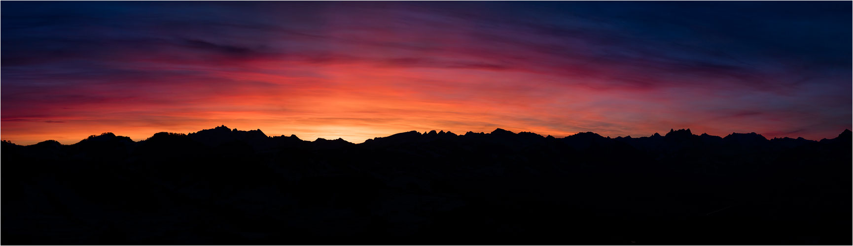 Zürioberland - Säntis - Churfirsten, aus dem Aussichtsturm Bachtel fotografiert. Ein Stativ war nicht möglich, die Windböen waren zu stark!