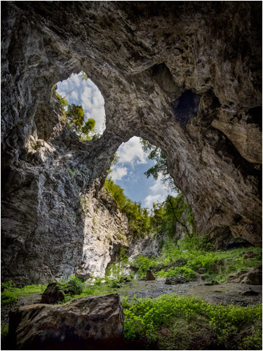 Die Deckenlöcher sorgen für Licht in der Grotte