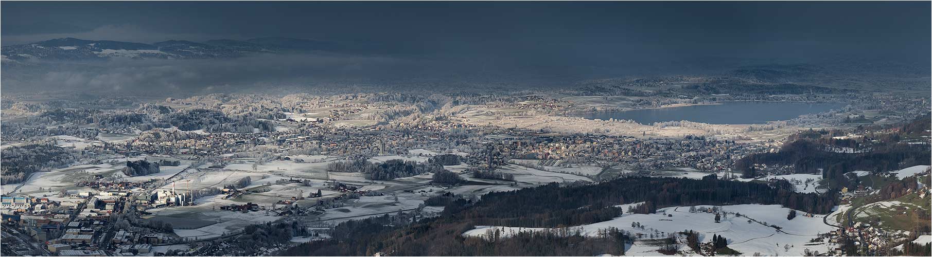 Märchenlandschaft im Zürioberland. Rechts der Päffikersee. Blick aus dem Bachtel-Turm