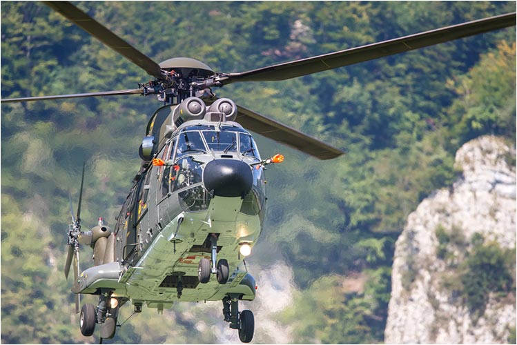 Okt. Flugshow Mollis 2013, die Superpuma-Piloten winken uns zu