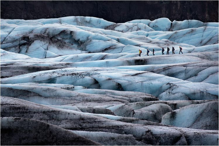 Gletscherwanderung für Touristen in eine unreale Welt.