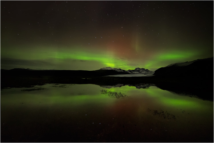 Schwaches Polarlicht mit Wasserspiegelung