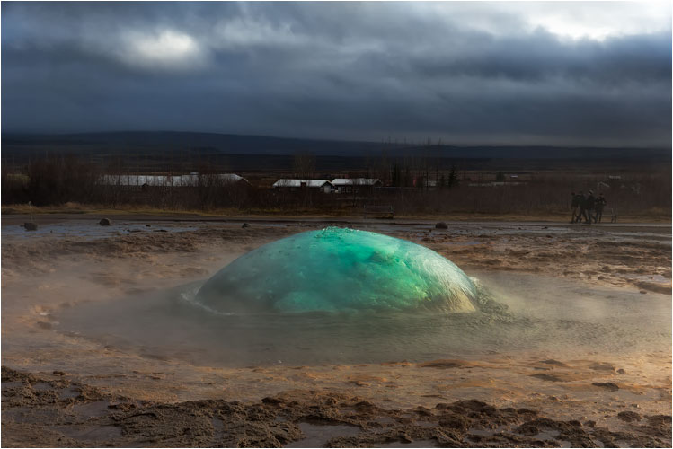Geysir Strokkur, kurz bevor die Wasserblase reisst