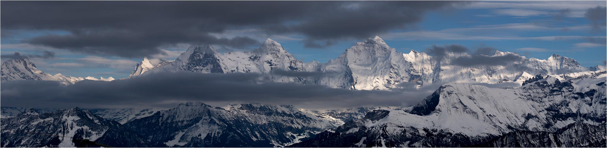 Eiger Mönch und Jungfrau haben sich am Abend kurz gezeigt. Standort: Niederhorn
