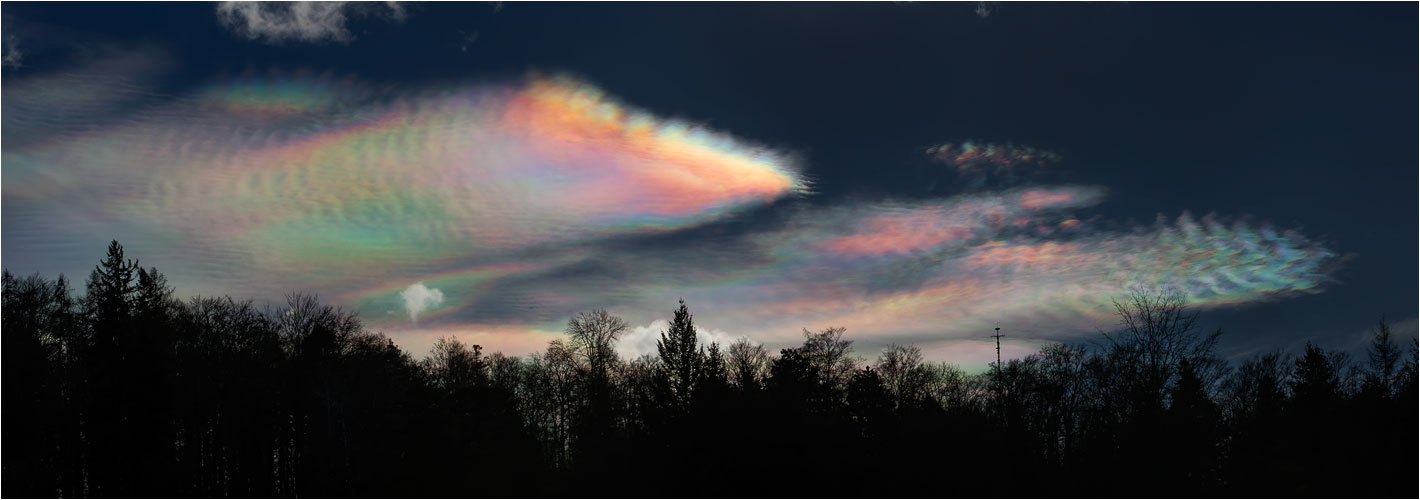 Februar. Irisierende Wolken