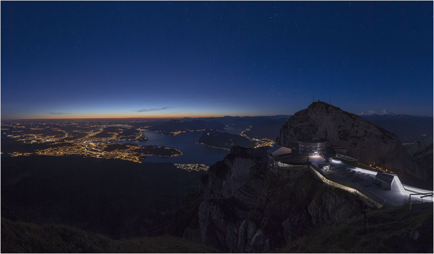 Luzern wacht auf. Blaue Stunde über den Vierwaldstättersee