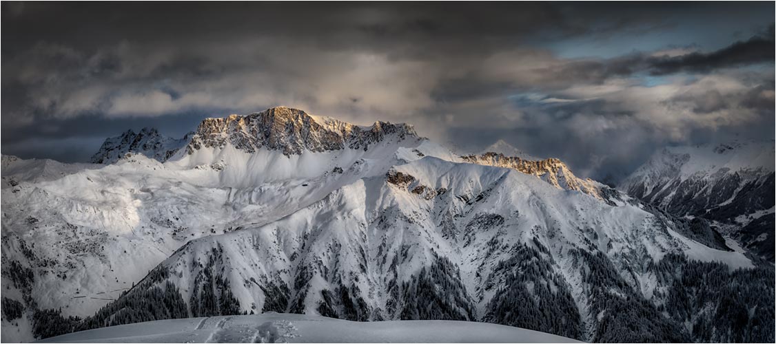 Frisch verschneiter Berglandschaft über St. Antönien GR