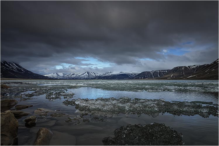 Letztes Eis in einer Bucht bei Longyearbyen 