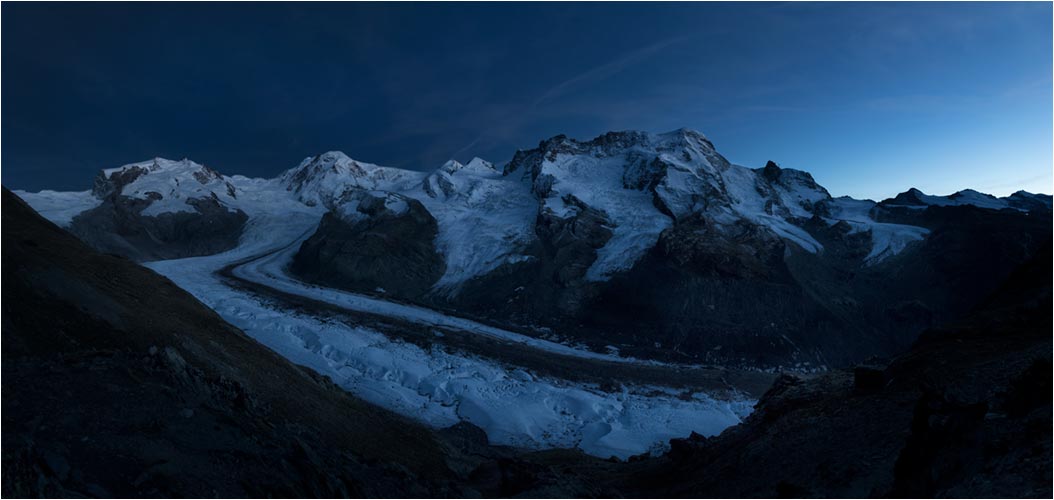Links das Monte-Rosa Massiv, rechts das Klein-Matterhorn, in der blaue Stunde