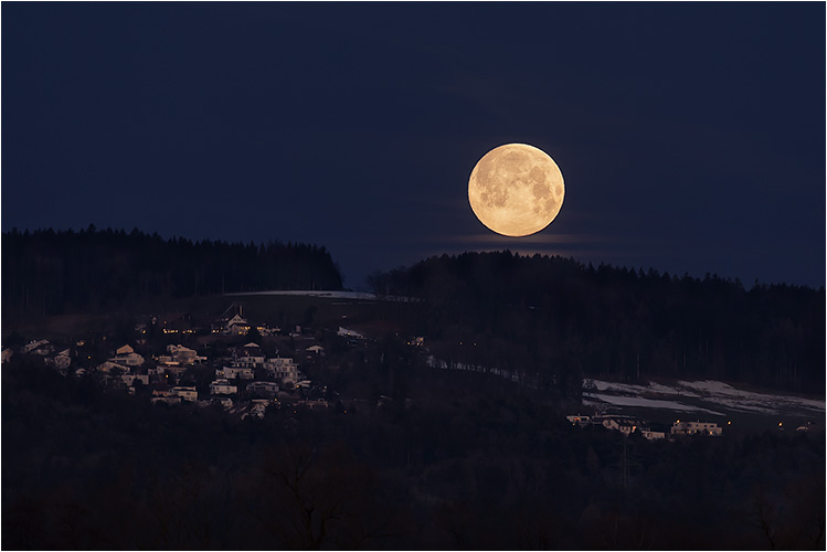 März. Die letzten Minuten vom Supermond / Forch